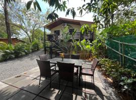 Casa Cariad Close to surfing lessons and more!, Hotel in Parrita