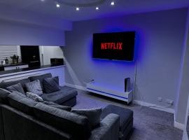 Modern 3-Bedroom Home with Cozy Cinema-Style Living Space, alojamiento con cocina en Cumbernauld