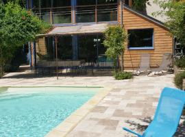 La Maison aux Volets Bleus, hotel v destinaci Saint-Clément