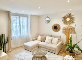 T3 6 personnes de 60m2 au coeur de ville, terrasse et parking gratuit, Hotel in Saint-Raphaël