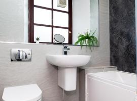 2 Bed Flat-With Parking - By Holiday Homes, ξενοδοχείο σε Dundee