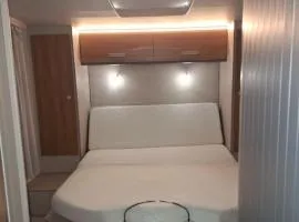 Camping car moderne tout équipé lit central à Rennes