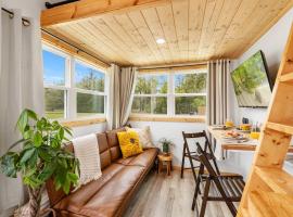 Ganesh Tiny Home at Ichetucknee Springs, domek nebo chatka v destinaci Fort White