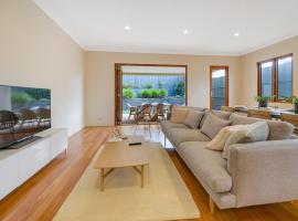 Aria House - Henley Beach - Family Holiday Beachside BBQ, hotel in Henley Beach