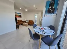 RedFlamesRetreat-Free WIFI & Parking-Walk to public transport-Quiet St & FamilyFriendly