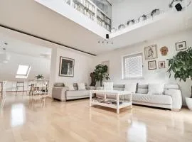 Matic Spacious Modern Apartment