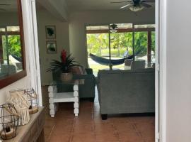 comfortable and spacious house, hotel a Río Hato