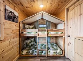 Cozy Modern Mountain Cabin with Hot Tub, Indoor Fireplace, Game Area - 15 Min from Dollywood, Restaurants, Groceries, Parkway, hótel í Sevierville