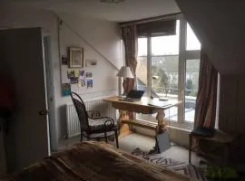 Private attic in Georgian townhouse with free parking