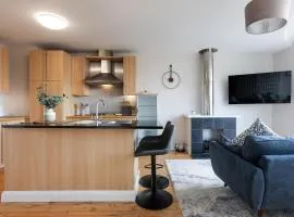 Modern 2 Bedroom, 2 Bathroom Apartment in Central Belfast, Sleeps 6 with Parking Included