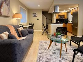 Designer Themed 4 Bedroom in Best Location with Patio and Fireplace, ξενοδοχείο στο Σικάγο