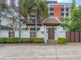 Thai Mei 3B near Hollywood