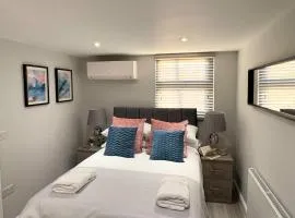 Aisiki Stays Apartments at Barnet, Airconditioned & Pet-Friendly, 3-Bedroom & 2-Bathroom Duplex Flat, King or Twin Beds & Double Beds with FREE Wi-Fi