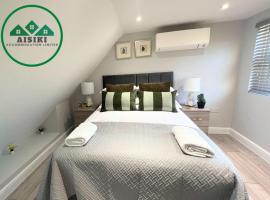 Aisiki Stays Apartments at Barnet, Airconditioned & Pet Friendly, 3-Bedroom & 2-Bathroom Duplex Flat, King or Twin Beds & Double Beds with Free Wi-Fi, hotel in New Southgate