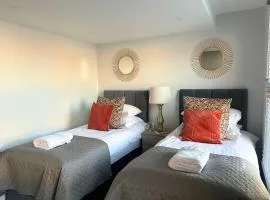 Aisiki Stays Apartments at Barnet, Airconditioned & Pet-Friendly, 3-Bedroom & 2-Bathroom Duplex Flat, King or Twin Beds & Double Beds with Free WiFi