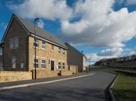 Peak District New Modern Cottage with Mountain Views