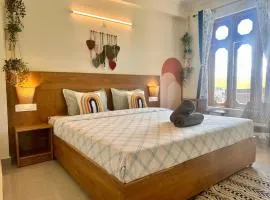 Getaway Stays-Rooms with private kitchen-Dharamkot