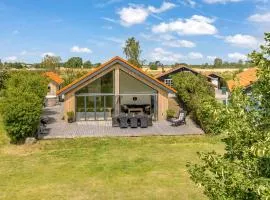 Modern Holiday Home Close To The Beach