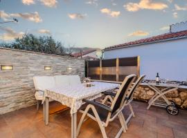 Boba lovely apartment close to Zrce beach, hotel in Gajac