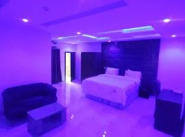 Emmablow Hotel Suites & Night Club