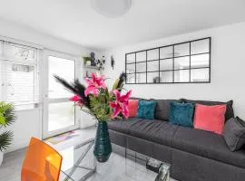 New! Modern 1-BR House with Patio & HotTub , Chiswick