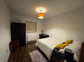 Elegant and Cozy room in quiet estate, hotel v destinaci Tyrrelstown