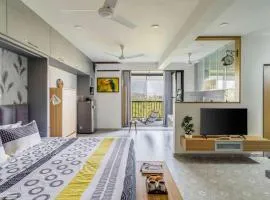 Mini Paradise Apartment by tisyastays