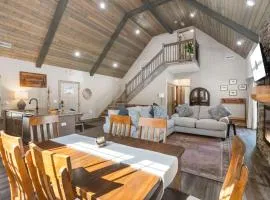 Expansive Deck w Pvt Hot Tub & Water View-Free Attraction Tickets-Cmty Indoor Pool