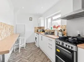 Cozy 3 Bedroom House For Short and Long Stay