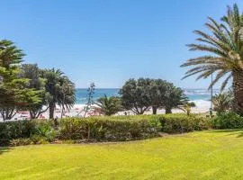 Camps bay beach apartment with Jaccozi