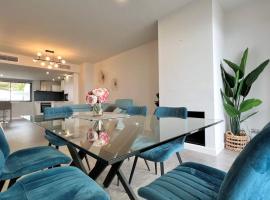 Luxury Penthouse with with amazing sea views, hotel in Manilva