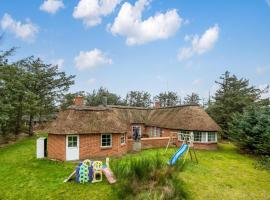 Family-Friendly Holiday Home With Pool And Spa Close To The North Sea, hotel in Harboør