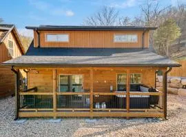 Retreat w Arcade-Pvt Hot Tub-Free Daily Tickets-Community Indoor Pool-Near Thunder Ridge