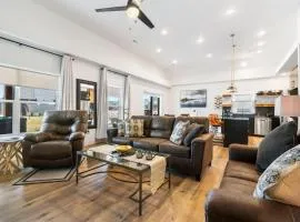 Free Attraction Tickets, New Lakehouse, Close to Branson, Modern Kitchen, High End Furnishings