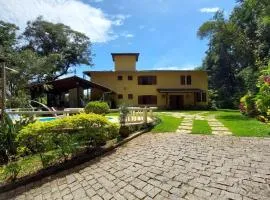 PISCINA AQUECIDA, 5 SUÍTES, trilha privativa até o riacho, Wi-fi, estacionamento, ampla área externa cercada de natureza exuberante - 200m do vilarejo