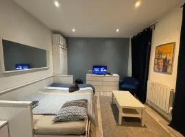 APPARTEMENT PROCHE CENTRE VILLE, GARE ET AUTOROUTE