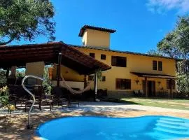 PISCINA AQUECIDA, 5 SUÍTES, trilha privativa até o riacho, Wi-fi, estacionamento, ampla área externa cercada de natureza exuberante - 200m do vilarejo