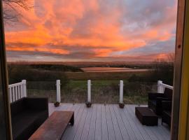 Perfect retreat, great views and excellent facilities, also weekend shows at Twluxurycaravan, hotel v destinaci Longridge