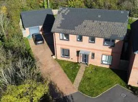 Large 4 Bedroom House - 15 Mins to Cardiff Central