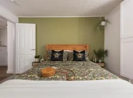 City Centre 1 bed Georgian flat with courtyard