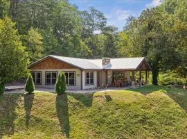 Private 15 Acres Wpond, Hot Tub, Game Room