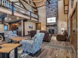 Pvt Indoor Pool-Basketball Court-Theatre Room & Hot Tub-Games-Sleeps 46-Table Rock View-Free Tickets