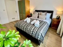 Modern Flat overlooking High St