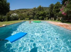 RDC Villa grand jardin, piscine chauffée, jacuzzi, hotel v destinaci La Croix-Valmer