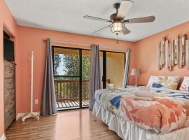 5 minutes walk to beach, Family Friendly condo with shared pool, tennis court, Hotel in Panama City Beach