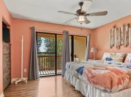 5 minutes walk to beach, Family Friendly condo with shared pool, tennis court