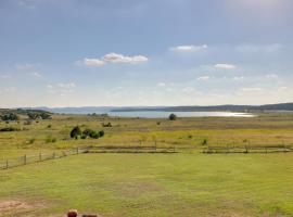 Canyon Lake Townhome with Balcony, Deck and Yard!, ξενοδοχείο σε Canyon Lake