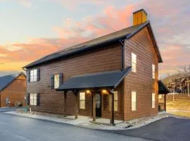 Tall Timbers Retreat w Free Daily Tickets-Water Views-Community Indoor Pool-Bunk Room-Pvt Hot Tub