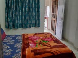 Beautiful AC Room, Best Location, Furnished with Kitchen, TV, Fridge, Washing Machine etc at Pachpedinaka Raipur, hotel v destinaci Rájpur