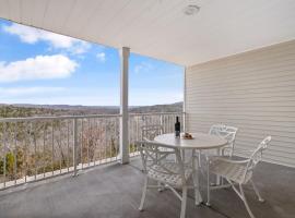 Large 2 Bed Condo w Beautiful Deck Views-Free Attraction Tickets-Table Rock Lake Access, hotel in Kimberling City